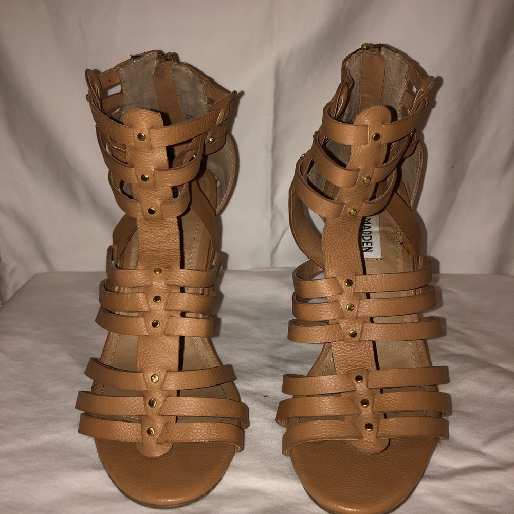 STEVE MADDEN. Tan block heel.